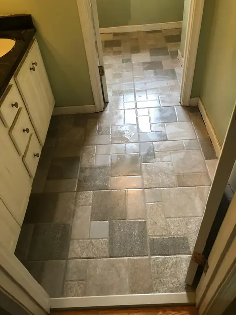 Bathroom floor with stone-look tile in a mixed-size pattern